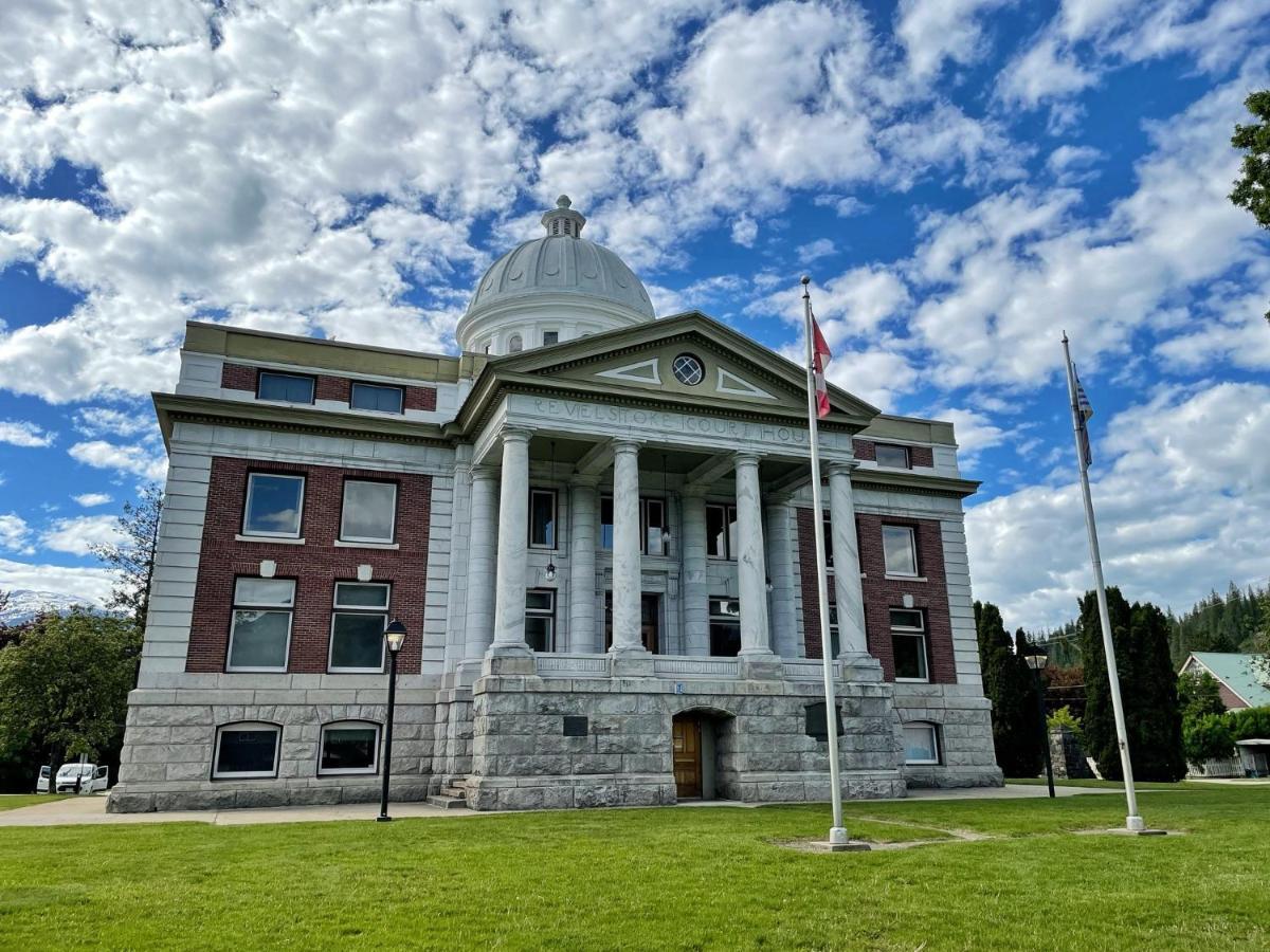 Courthouse Inn Revelstoke Extérieur photo